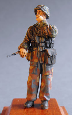 S2KW007 - SS grenadier (late war) smoking