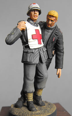 S2KW019 - German Army Medic with casualty