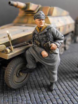 S2KW045 - German Officer in parka (raised leg)