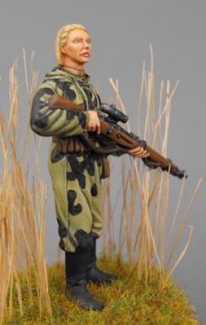 S2KW076 - Soviet female sniper 1943